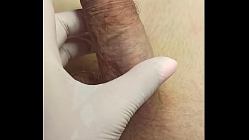 Голая нимфетка с черным маникюром показывает половые губы и анус